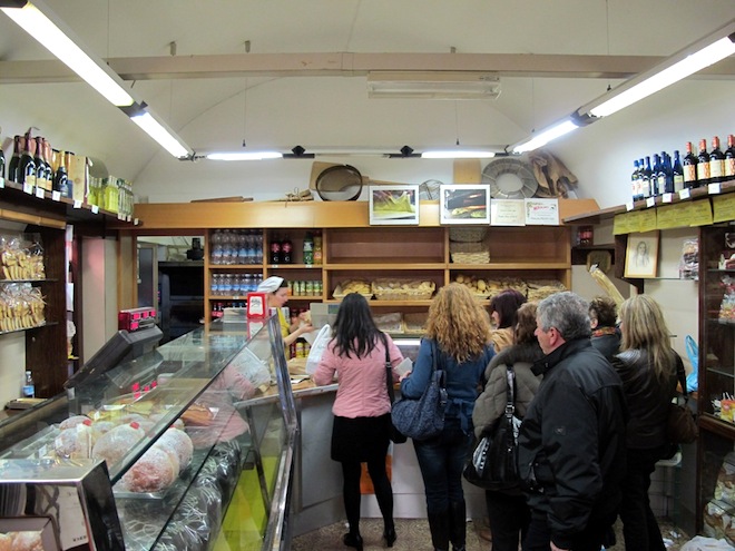 Per la focaccia di Priano ci si mette in fila