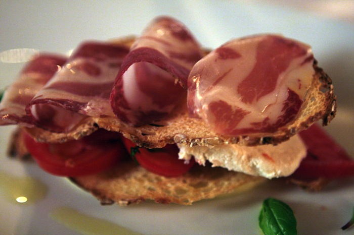 panino croccante di pomodori cuore di bue canditi e non, maionese falsa, ricotta mustia e coppa di mammoiada