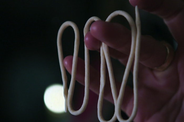 Roberto Petza gioca con la pasta