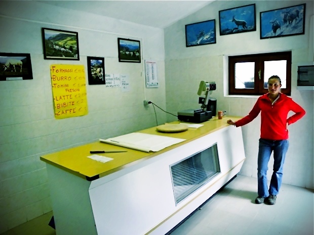 Roberta nel punto vendita dell'alpeggio dove trascorre la stagione estiva con i suoi genitori (Valle Maira - CN)