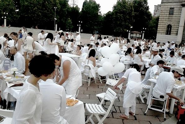 Diner en blanc. In italiano cena in bianco evoca disturbi intestinali ma in francese suona figo