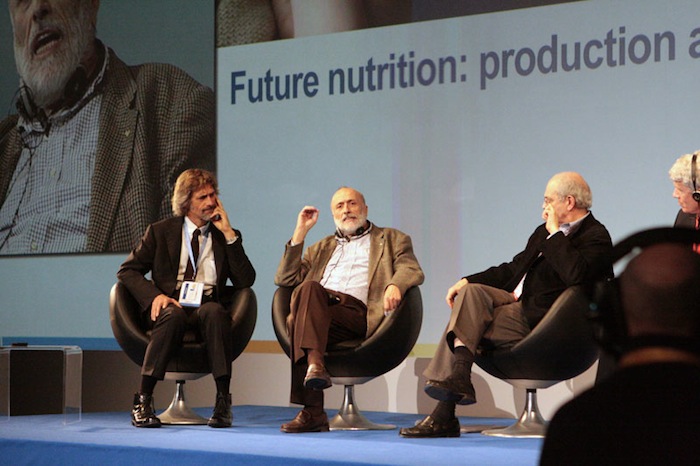 Carlo Petrini sul palco del "2nd International Forum on Food and Nutrition"