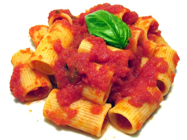 I rigatoni conditi con pomodoro e basilico