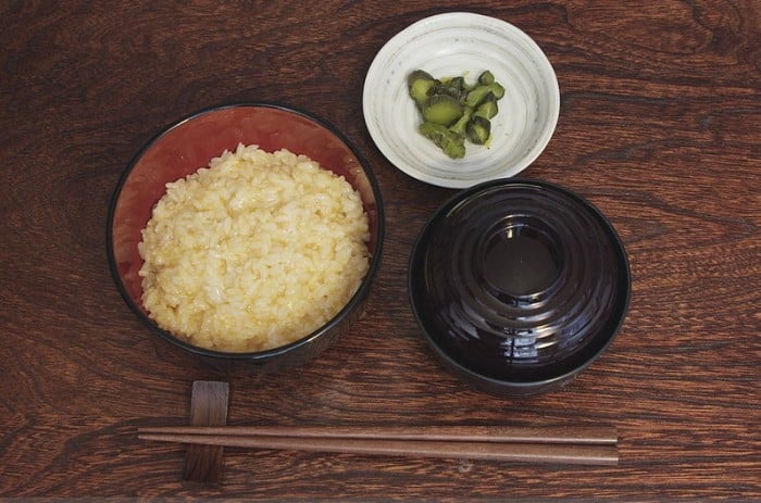 Riso bianco, uovo crudo e salsa di soja sono gli ingredienti del Tamago kake gohan