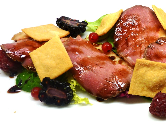 Petto d'anatra marinato con frutta di bosco e erbe aromatiche