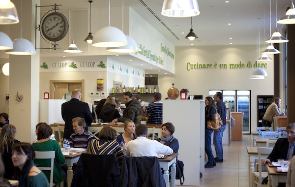 A Milano ha aperto Gustop, ristorantino che impiega soprattutto disabili. Ma non c’è bisogno di saperlo per andarci