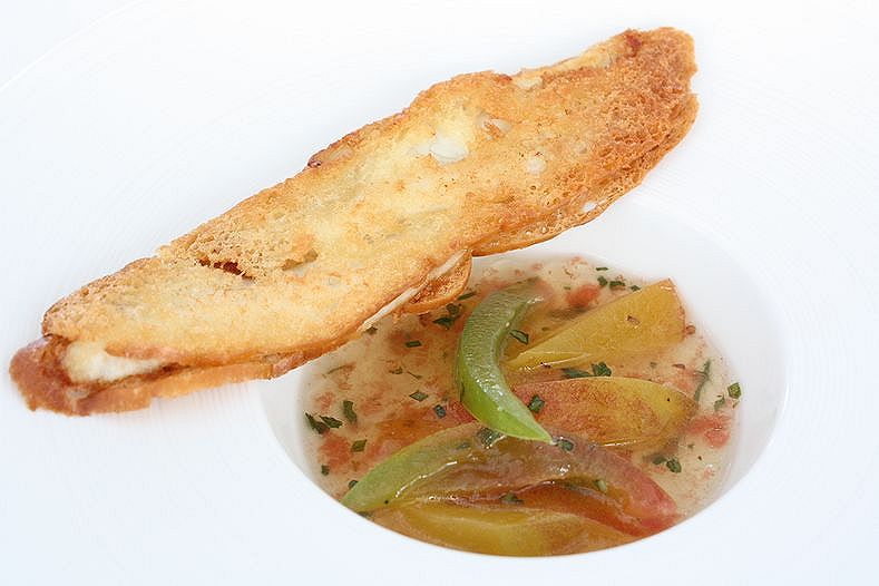 Sandwich croccante di triglia con pesche e pomodori verdi