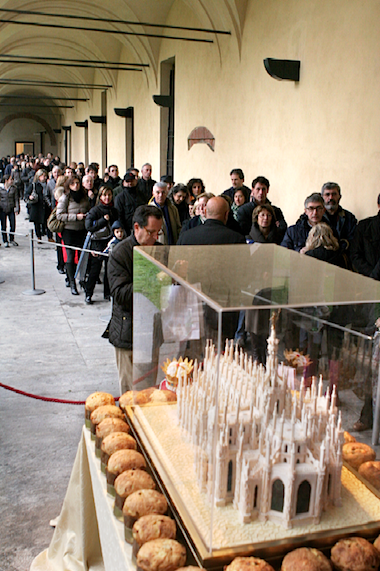 La fila all'ingresso di Re Panettone