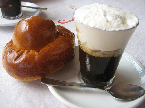 Granita siciliana con panna e brioscia
