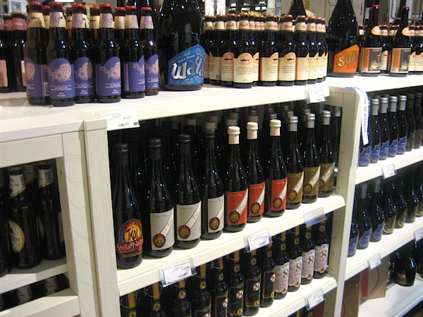 Gli scaffali delle birre di Eataly New York