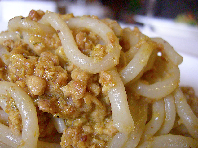 Pici al ragù bianco di coniglio e zafferano