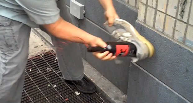 Aprire il vino con una scarpa