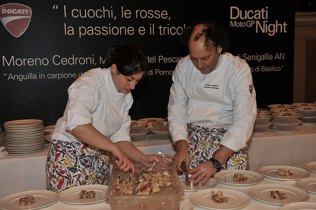 Lo chef Moreno Cedroni al lavoro