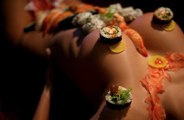 Roma: è Nyotaimori. Donne nude come vassoi umani per il sushi