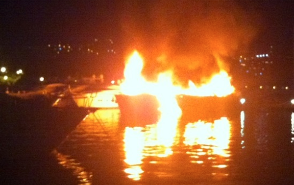 Milioni in fumo: cucinando a bordo incendiano due yacht