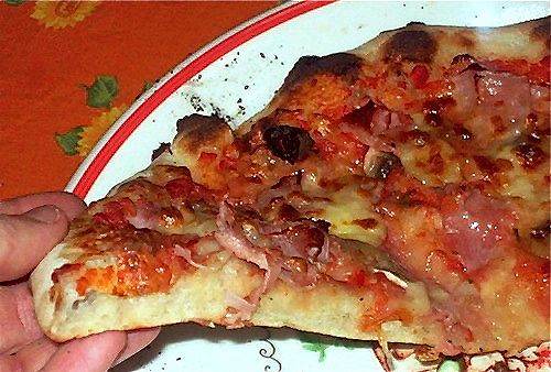 Sezione della pizza al piatto