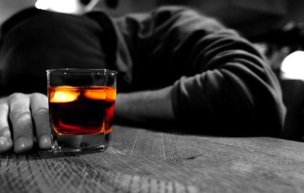Alcol sotto i 18 anni: è stop