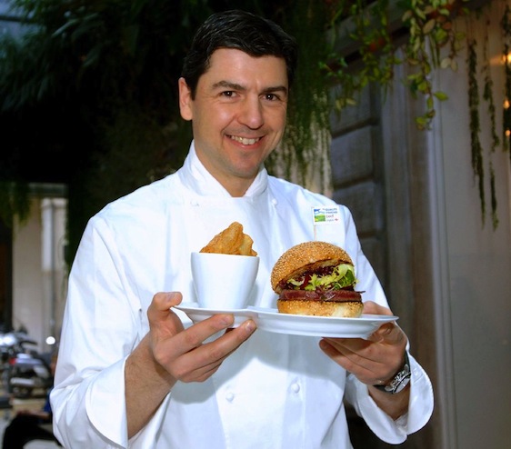 Andrea Berton con l’ hamburger di manzo e chips di patate alla paprika