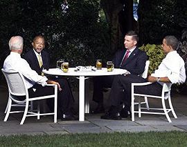 Il summit della birra nel giardino della Casa Bianca tra Barack Obama, il vice presidente Joe Biden, il professore Henry Louis Gates e il sergente James Crawley della polizia di Cambridge
