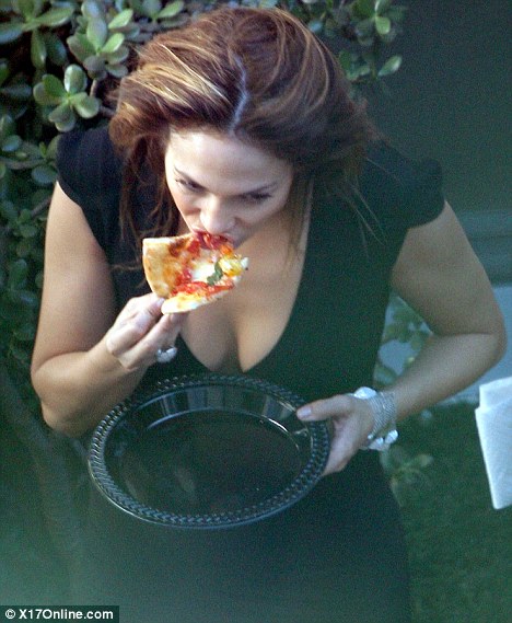 Jennifer Lopez divora una pizza con i peperoni