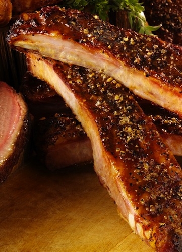 Le "sweet and smoky wet ribs", costine cotte e affumicate lentamente