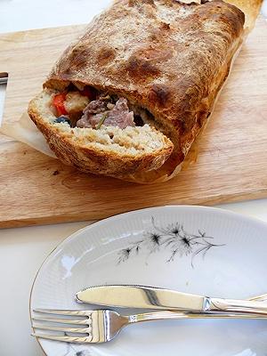 Il pollo alla cacciatora in crosta di pizza è pronto