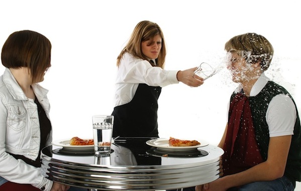 Un Cliente Che Chiama Un Cameriere In Un Ristorante - Fotografie