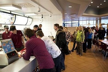 Clienti in fila in uno dei 3 McDonald's di Reykjavik, in Islanda