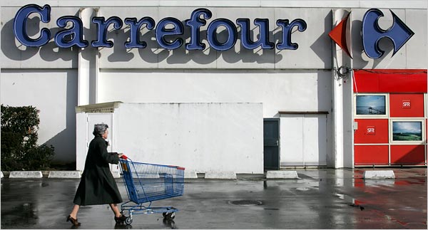 Carrefour: lavoratori licenziati in tronco via whatsapp
