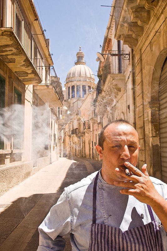 Ciccio Sultano e sullo sfondo il Duomo di Ragusa Ibla