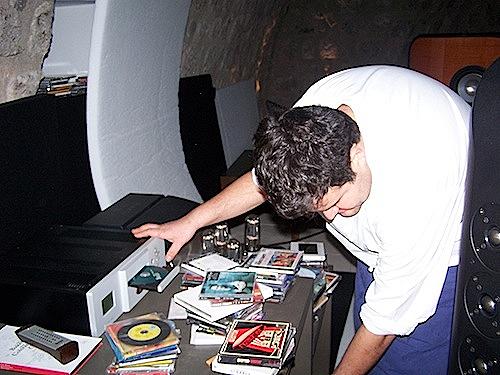 Gennaro Esposito testa l'impianto stereo del suo ristorante