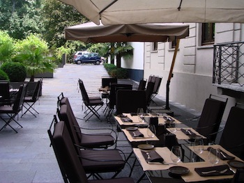 Il giardino all'aperto dell'Hotel Bulgari