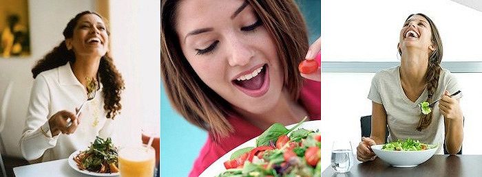 Donne che ridono da sole mangiando insalata