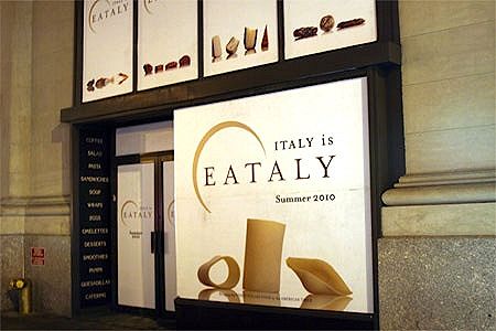Il cartellone che annuncia l'arrivo di Eataly a New York nell'estate 2010