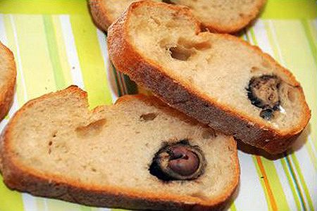 Il filoncino di pane con i resti di un topo comprato da una famiglia di Marly, in Francia