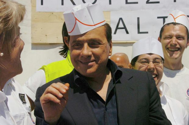 Il Pres Del Cons ieri a L'Aquila ha indossato un cappello da cuoco