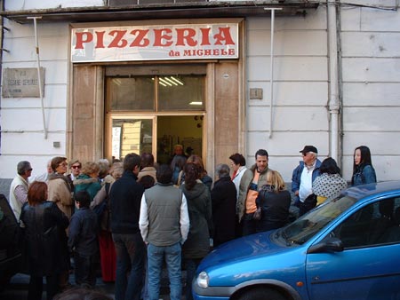 L'affollato esterno della pizzeria Da Michele di Napoli