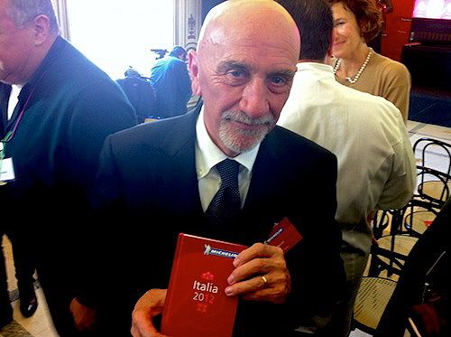 Fausto Arrighi con la guida Michelin 2012