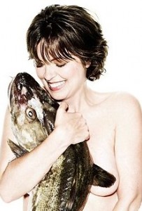 L'attrice Greta Scacchi fotografata con un esemplare di tonno rosso