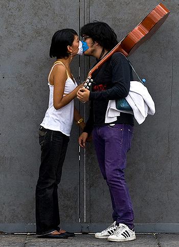 Città del Messico: due giovani si baciano 