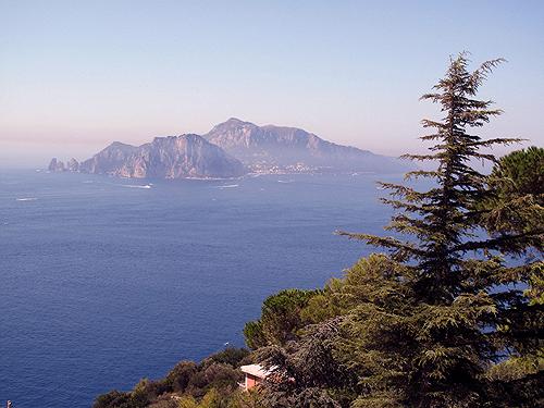 Il Relais Blu con lo sfondo di Capri