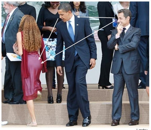Barak Obama e Nicolas Sarkozy osservano rapiti il sedere della delegata brasiliana al G8 dei giovani