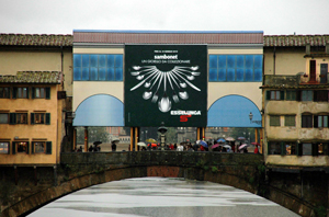 La pubblicità di Esselunga rimossa dal Ponte Vecchio di Firenze