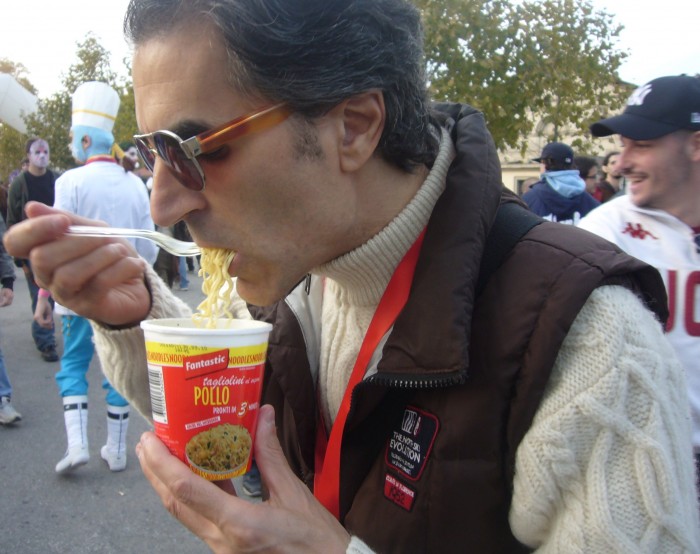 Ho mangiato il Noodles Cup. Oh, è vero! Ho mangiato il Noodles Cup. Oh, è vero!