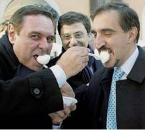 Clemente Mastella e Ignazio La Russa mangiano la mozzarella