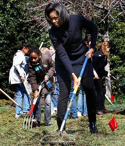 Michelle Obama nell'orto della Casa Bianca