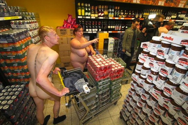 Germania, nudi, supermercato, spesa