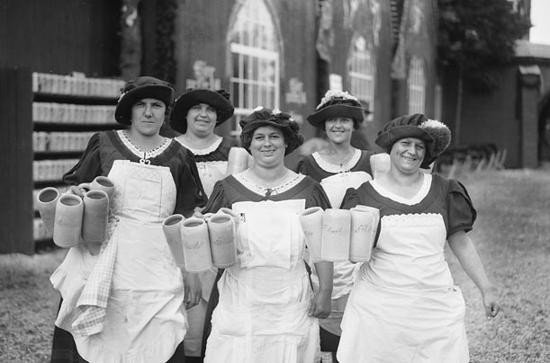 Cameriere dell'Oktoberfest nel 1928 Cameriere dell'Oktoberfest nel 1928