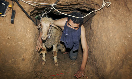 Il cibo per i cittadini di Gaza passa per i tunnel sotterranei con l'Egitto