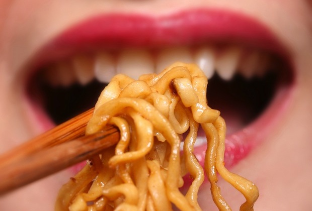 mangiare pasta, bocca, tagliatelle